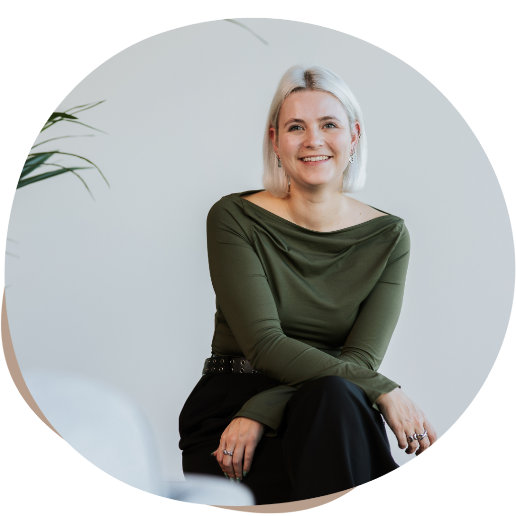 Business Stylist Anneleen glimlacht