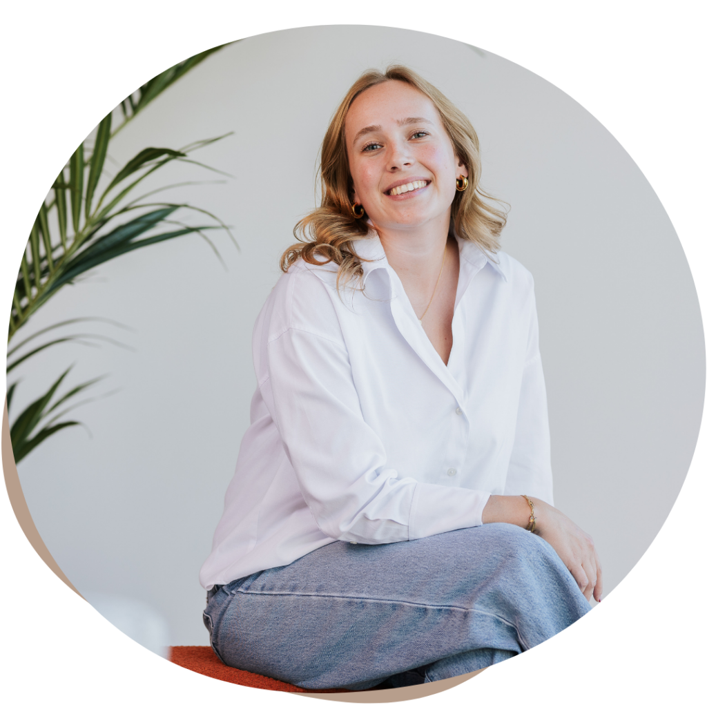 Business Stylist Pitt glimlacht