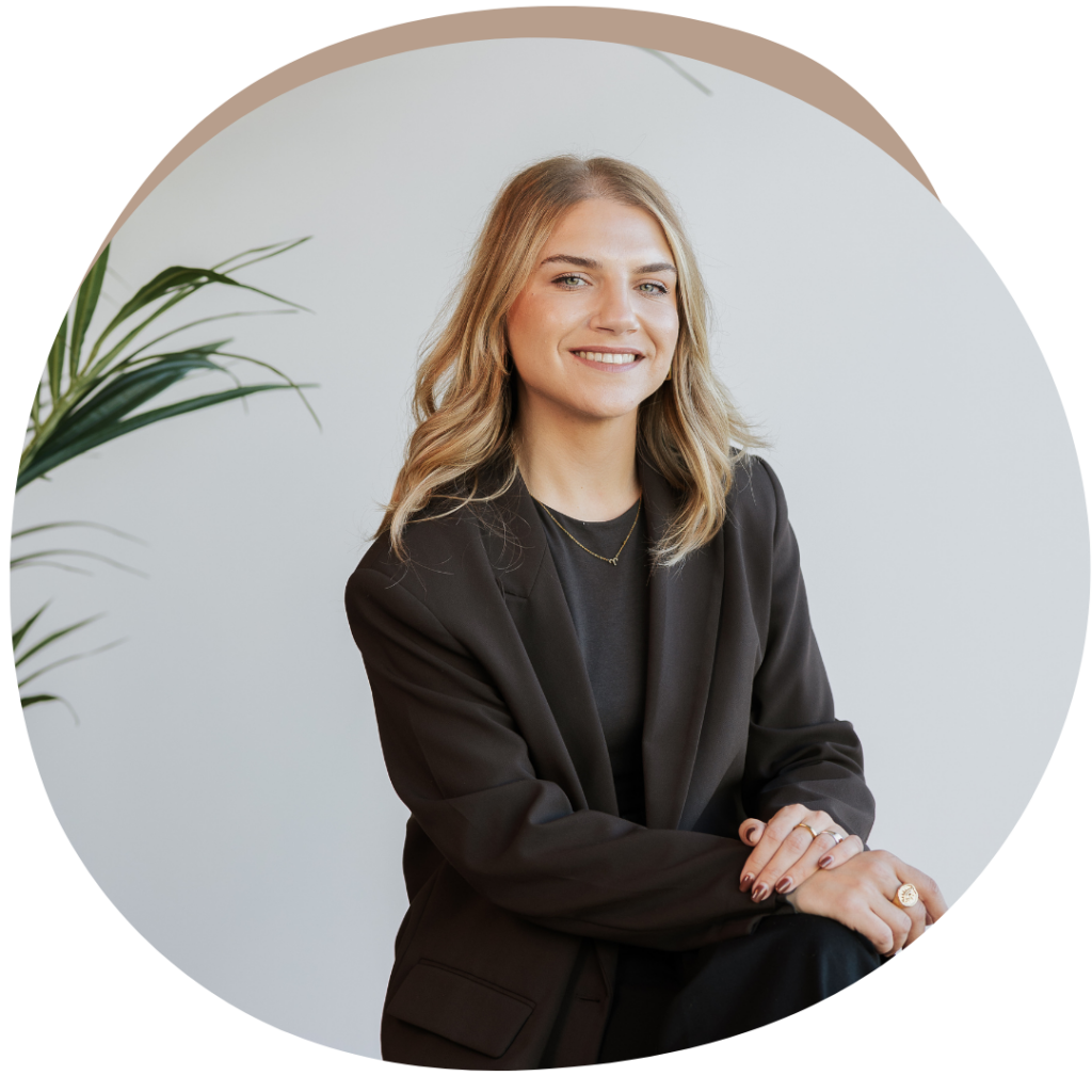 Business Stylist Sarah glimlacht
