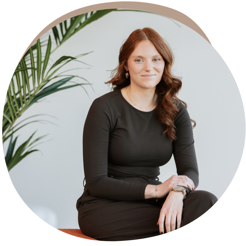 Business Stylist Tyana glimlacht