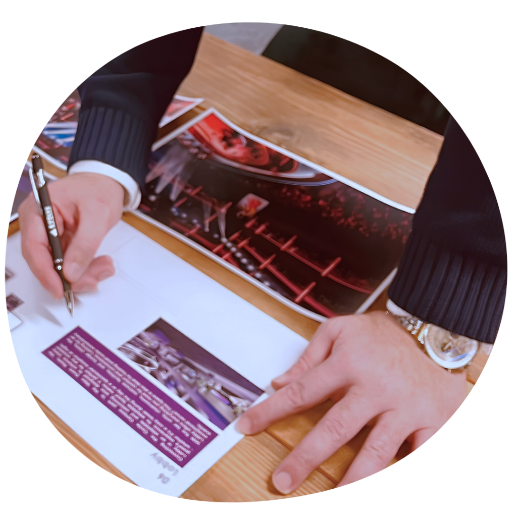 Een E-Volve Business Stylist werkt met een pen aan een branding- en marketingconcept op tafel.