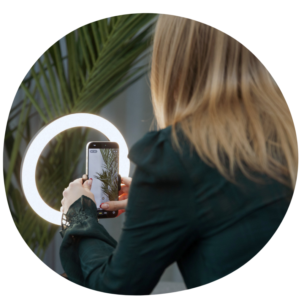 E-Volve Business Stylist Pitt maakt een video met haar smartphone en een ringlamp voor content creation.