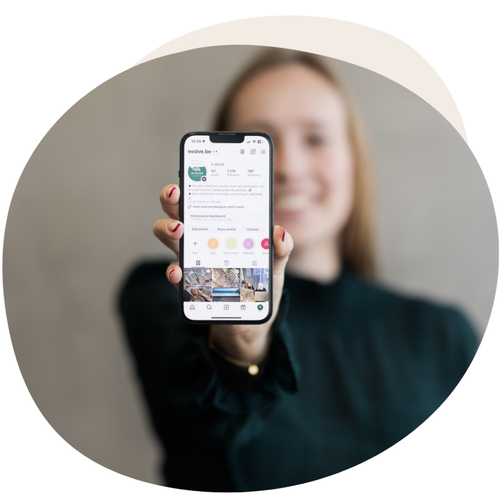 E-Volve Business Stylist Pitt toont het Instagram-profiel van het marketingbureau op een smartphone.
