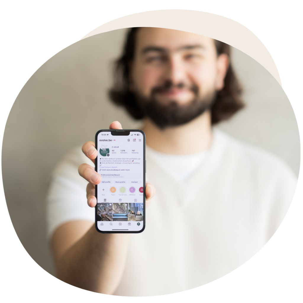 E-Volve Business Stylist Valentino toont de Instagram-pagina van het marketingbureau op een smartphone