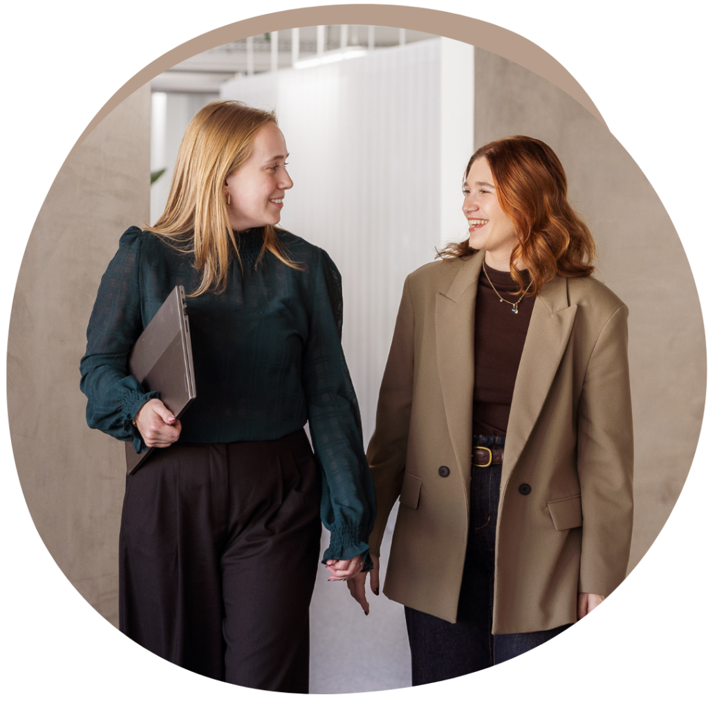 Business stylists ven E-Volve Pitt en Lorena van E-Volve lachend wandelend