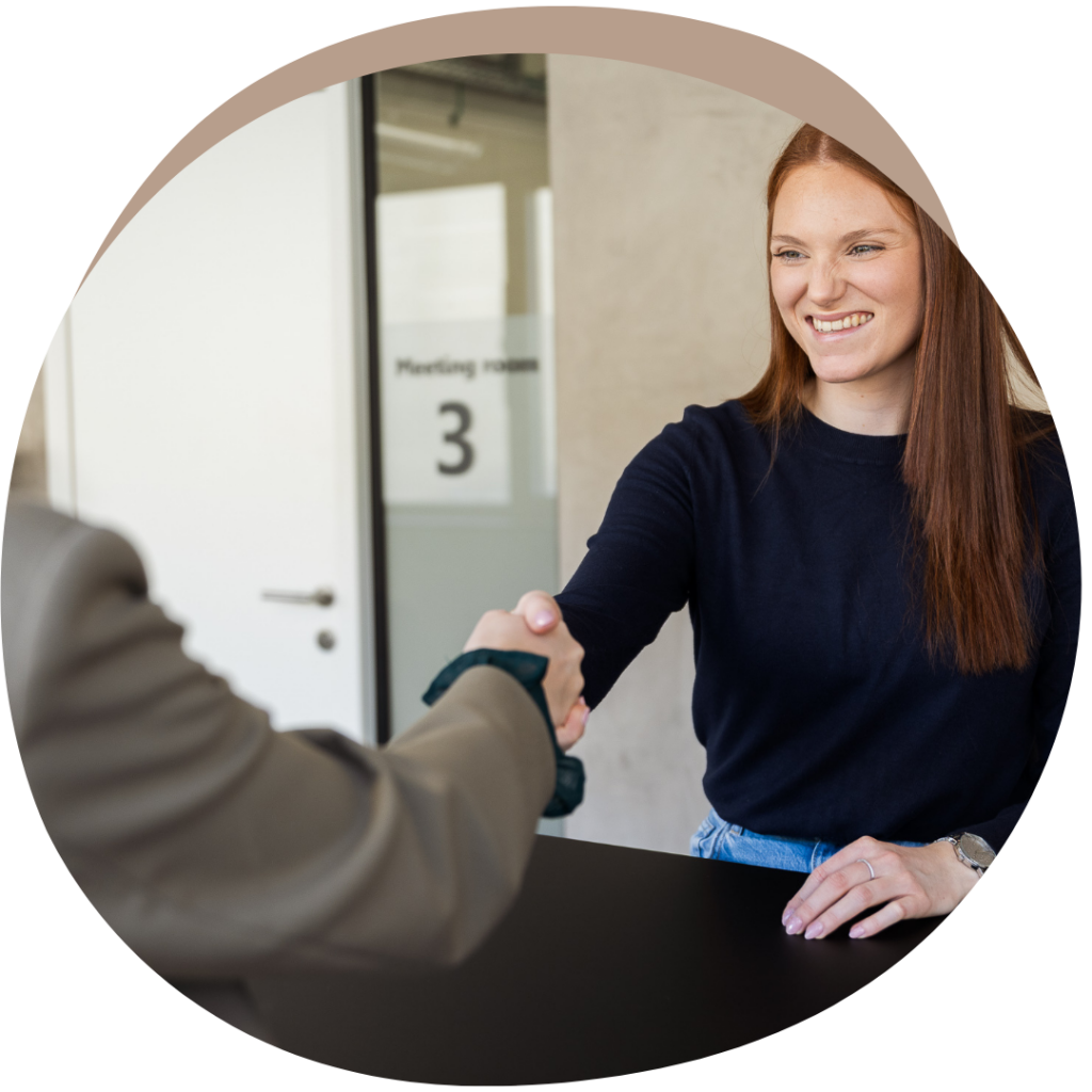 Business stylist van E-Volve geeft een enthousiaste handdruk bij een meeting room