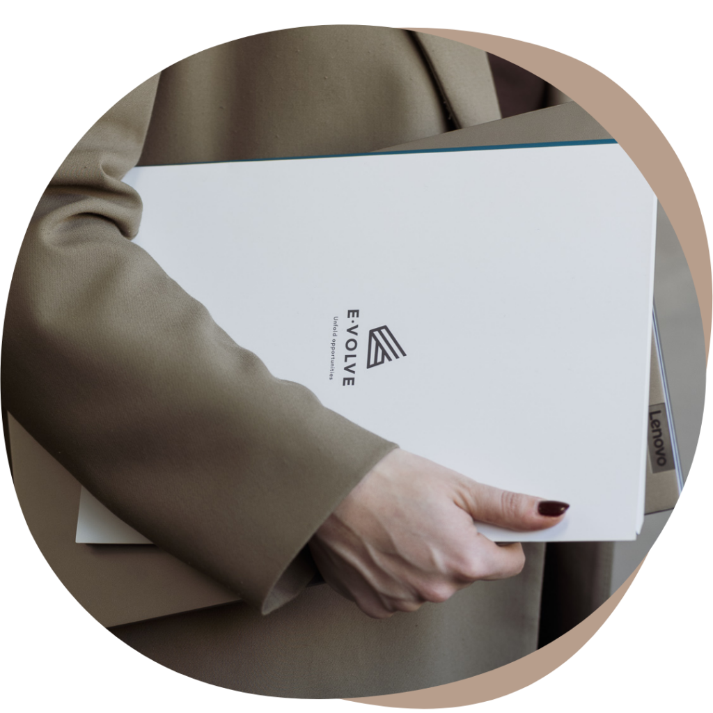 Close-up van een zakelijke E-Volve presentatiemap gedragen door een business stylist