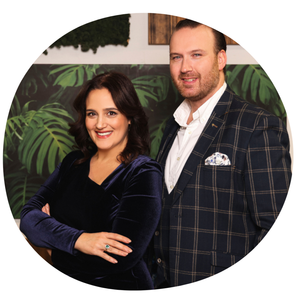 E-Volve oprichters en Business Stylists Loriana en Jurgen glimlachend in een professionele setting.