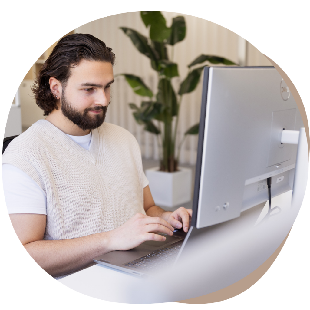 Business stylist Valentino van E-Volve aan het werk achter een computer