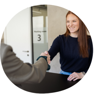 Business stylist van E-Volve geeft een enthousiaste handdruk bij een meeting room