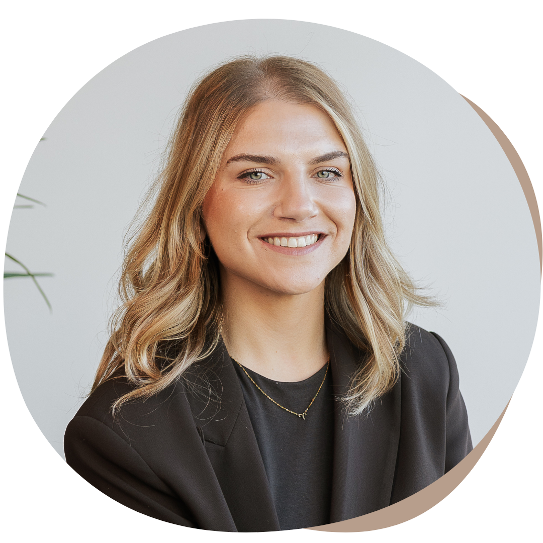 Business Stylist Sarah glimlacht