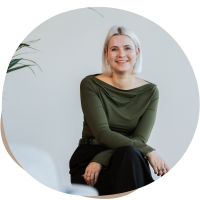 Business Stylist Anneleen glimlacht