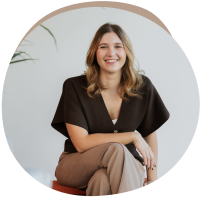 Business Stylist Lorena glimlacht