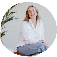 Business Stylist Pitt glimlacht