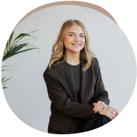 Business Stylist Sarah glimlacht