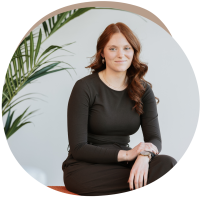 Business Stylist Tyana glimlacht