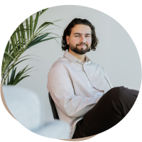 Business Stylist Valentino glimlacht