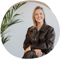 Business Stylist en partner van E-Volve Valerie glimlacht